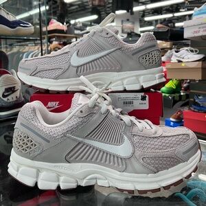 Women’s Nike Zoom Vomero 5 Light Orewood Brown Size 10.5